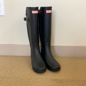 Barely used size 7 Hunter rain boots.